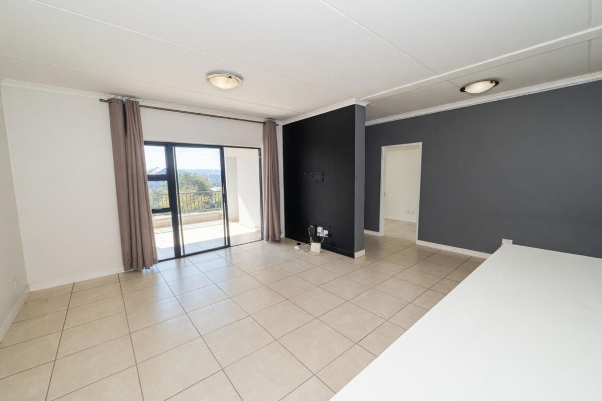 STUNNING LARGER 2 BEDROOM APARTMENT WITH UNINTERRUPTED VIEWS FOR SALE!!! - Photo 3