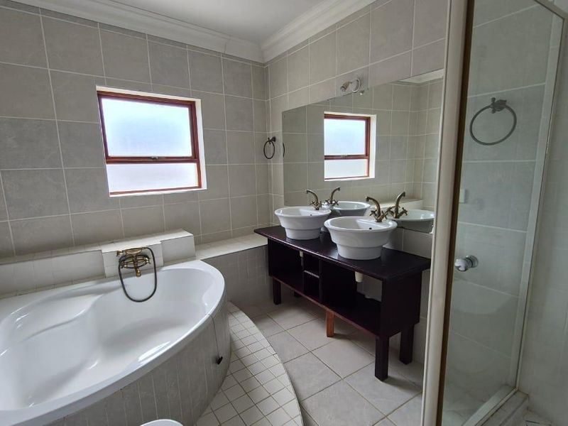 Fully furnished Guesthouse for sale with sea views and near amenities - Photo 10