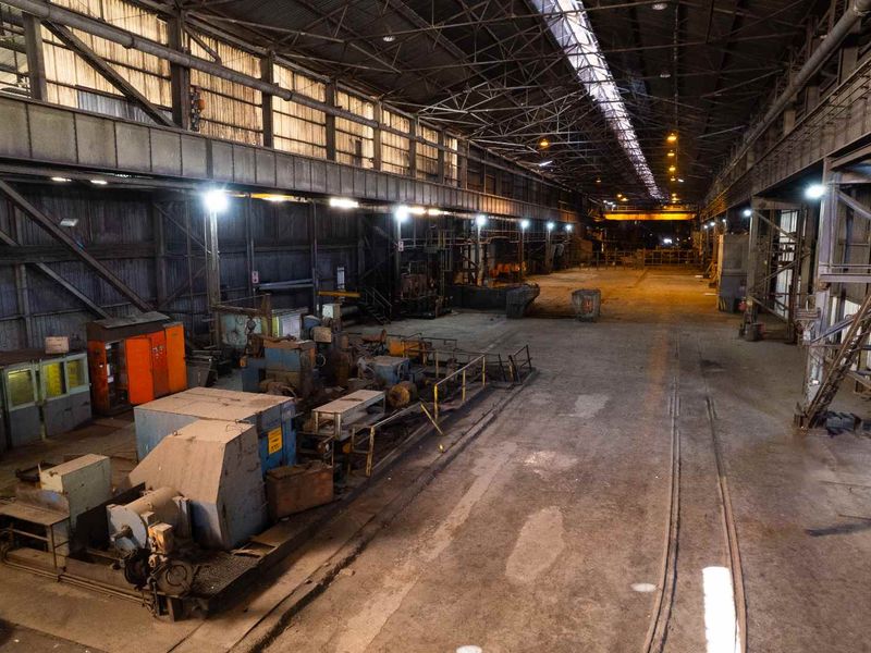 TO LET - WORKSHOP WITH 90 TON & 20 TON CRANES, OFFICE & YARD - Photo 3