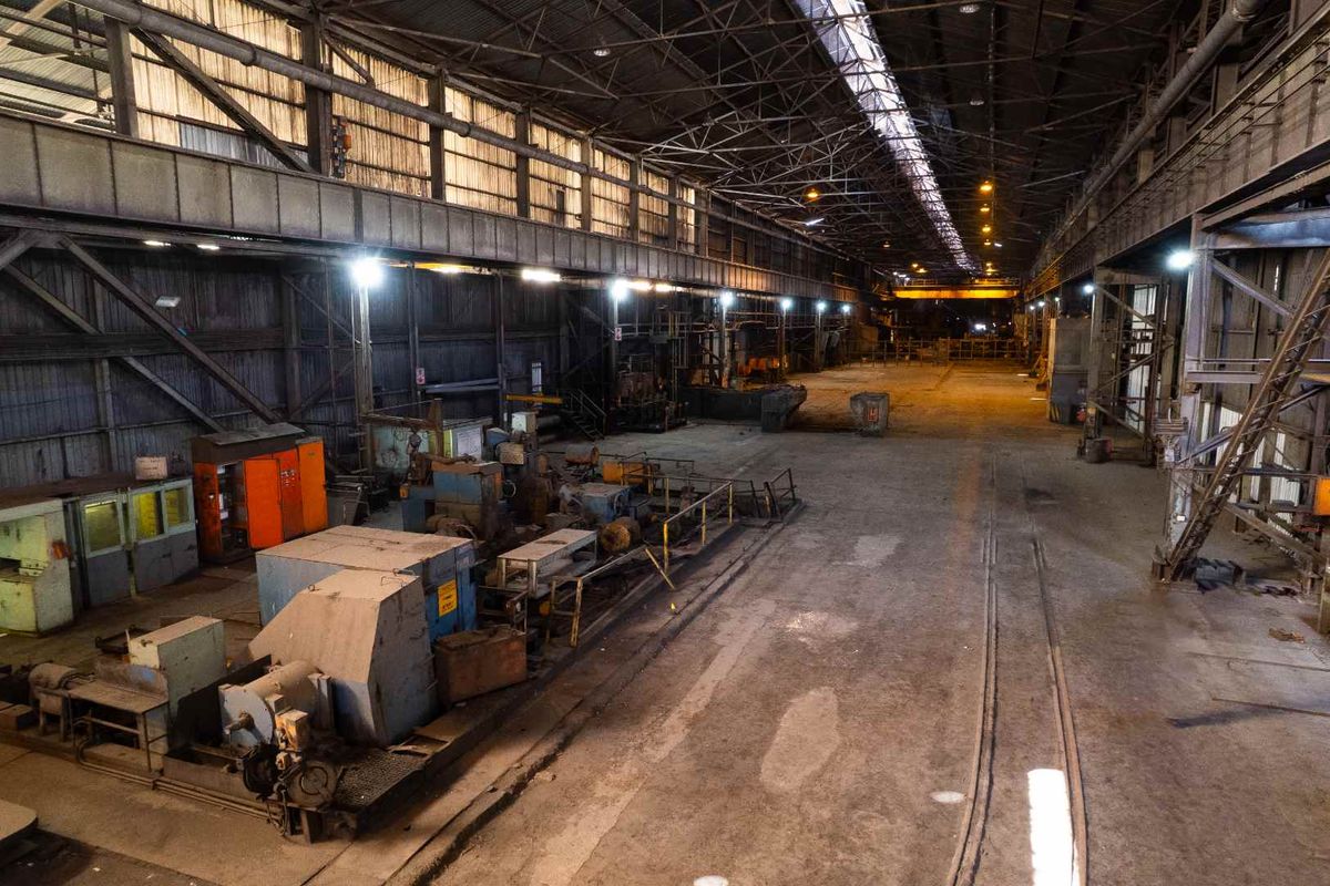 TO LET - WORKSHOP WITH 90 TON & 20 TON CRANES, OFFICE & YARD - Photo 3