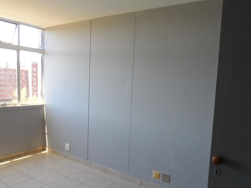 BACHELOR APARTMENT - Photo 5