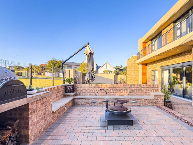 Modern refinement with a view - Photo 6