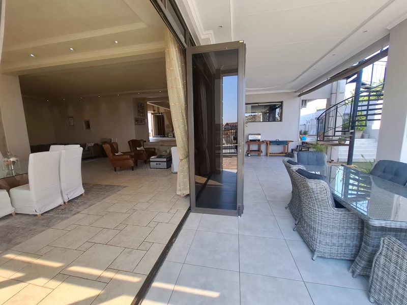 Luxurious, Secure Family Oasis with Stunning Views - Photo 3