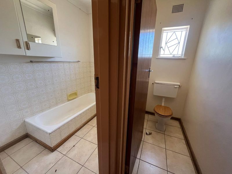 4 Bedroom House for Sale in Keimoes - BARGAIN! - Photo 10