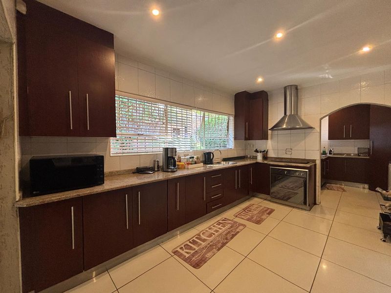 Elegant Family Home with Two Flatlets for Sale in Glenvista - Photo 6