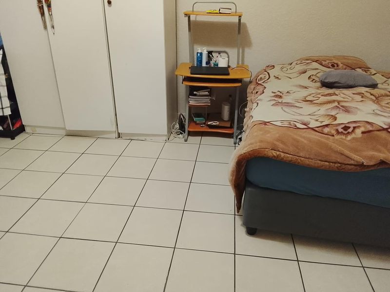 Spacious Unfurnished Bedroom in Shared Apartment - Photo 2