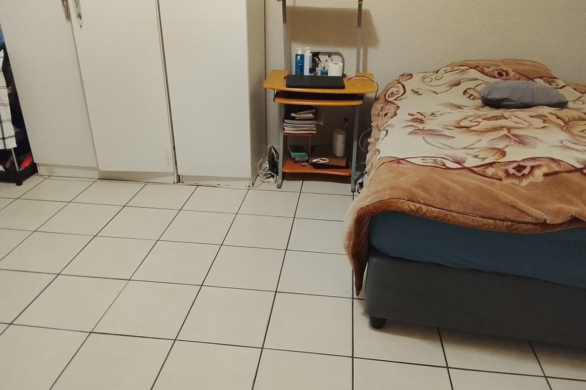 Spacious Unfurnished Bedroom in Shared Apartment - Photo 2