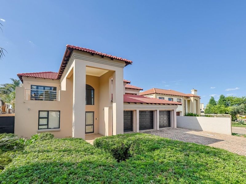 This grand 5-bedroom, 4.5-bathroom home redefines spacious, luxurious living. - Photo 2