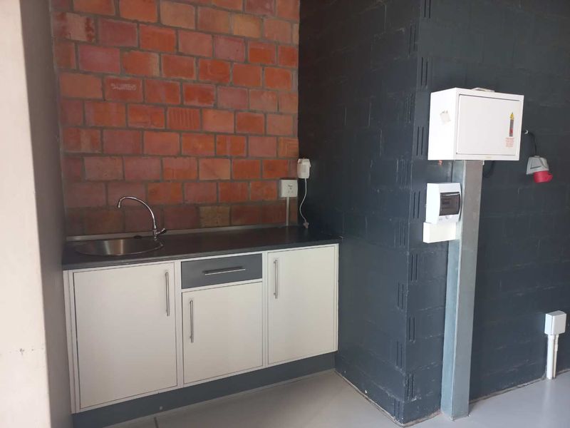 Warehouse in popular area, available immediately! - Photo 10