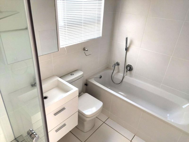 Stunning 1 Bedroom Apartment - Photo 8