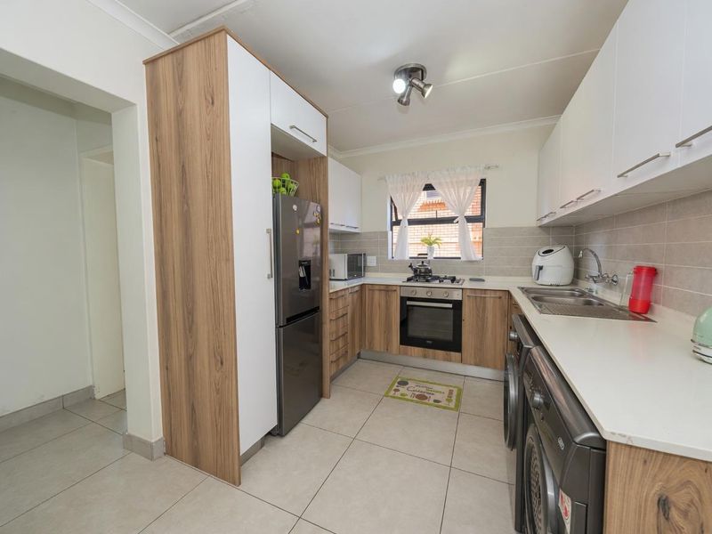 GORGEOUS 3 BEDROOM GROUND FLOOR UNIT FOR SALE IN FOUNDERS HILL!!! - Photo 5