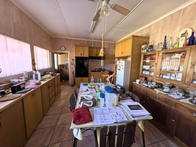 Spacious five bedroom home with flatlet, pool & off-grid features - Photo 6