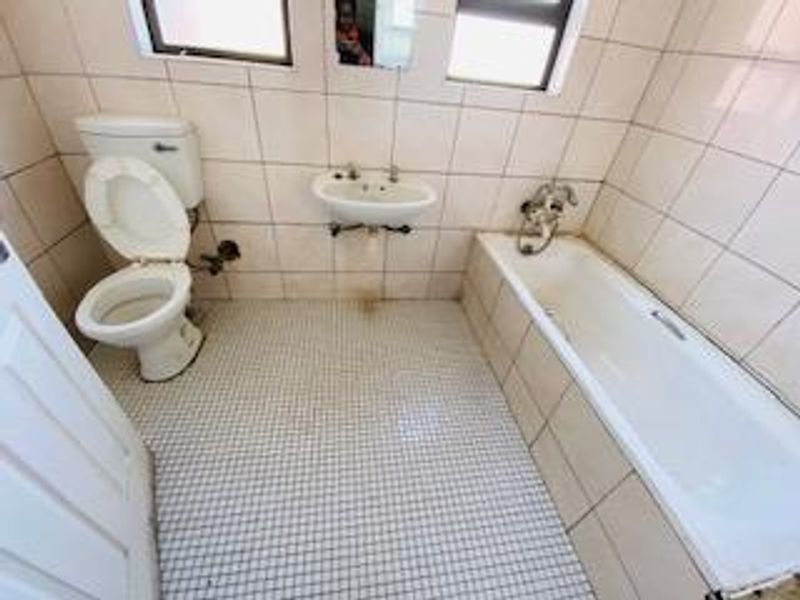 Exceptional Multi-Unit Property with Two Main Homes, Flats & Multiple Garages – Walvis Bay, Namibia - Photo 10