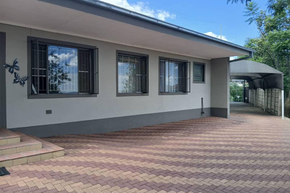 Walking distance from SA Embassy in Klein Windhoek. Live + earn in one! - Photo 2