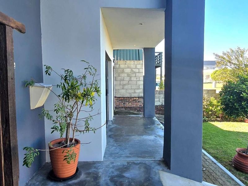 Tranquil Coastal Living with Luxury Touches and Stunning Entertainment Spaces in the Heart of Franskraal - Photo 3