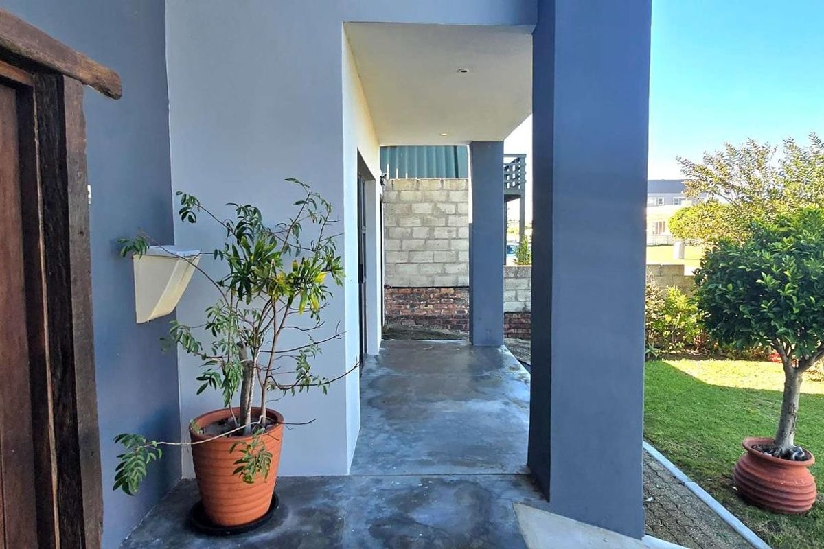 Tranquil Coastal Living with Luxury Touches and Stunning Entertainment Spaces in the Heart of Franskraal - Photo 3