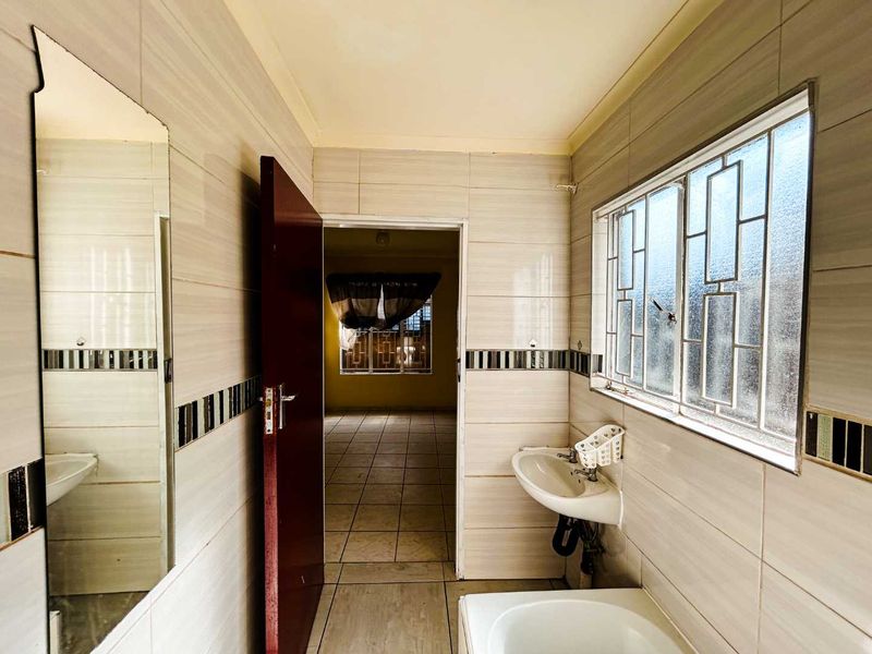 Start Your next Chapter in this Charming Naturena Home! - Photo 7