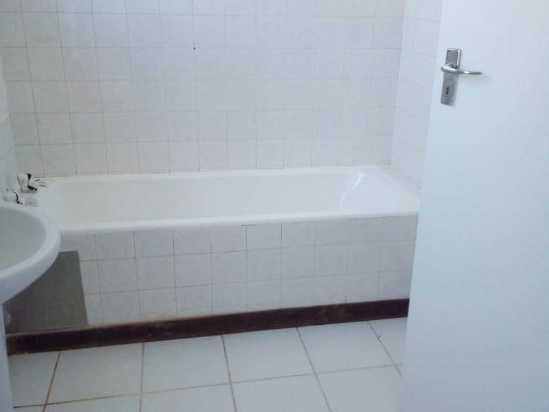 **Spacious Apartment with Stunning Views - R950,000** - Photo 8