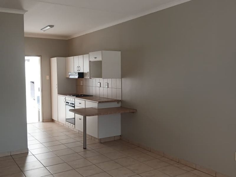 Situated close to shops, schools, offices and Unam - Photo 2