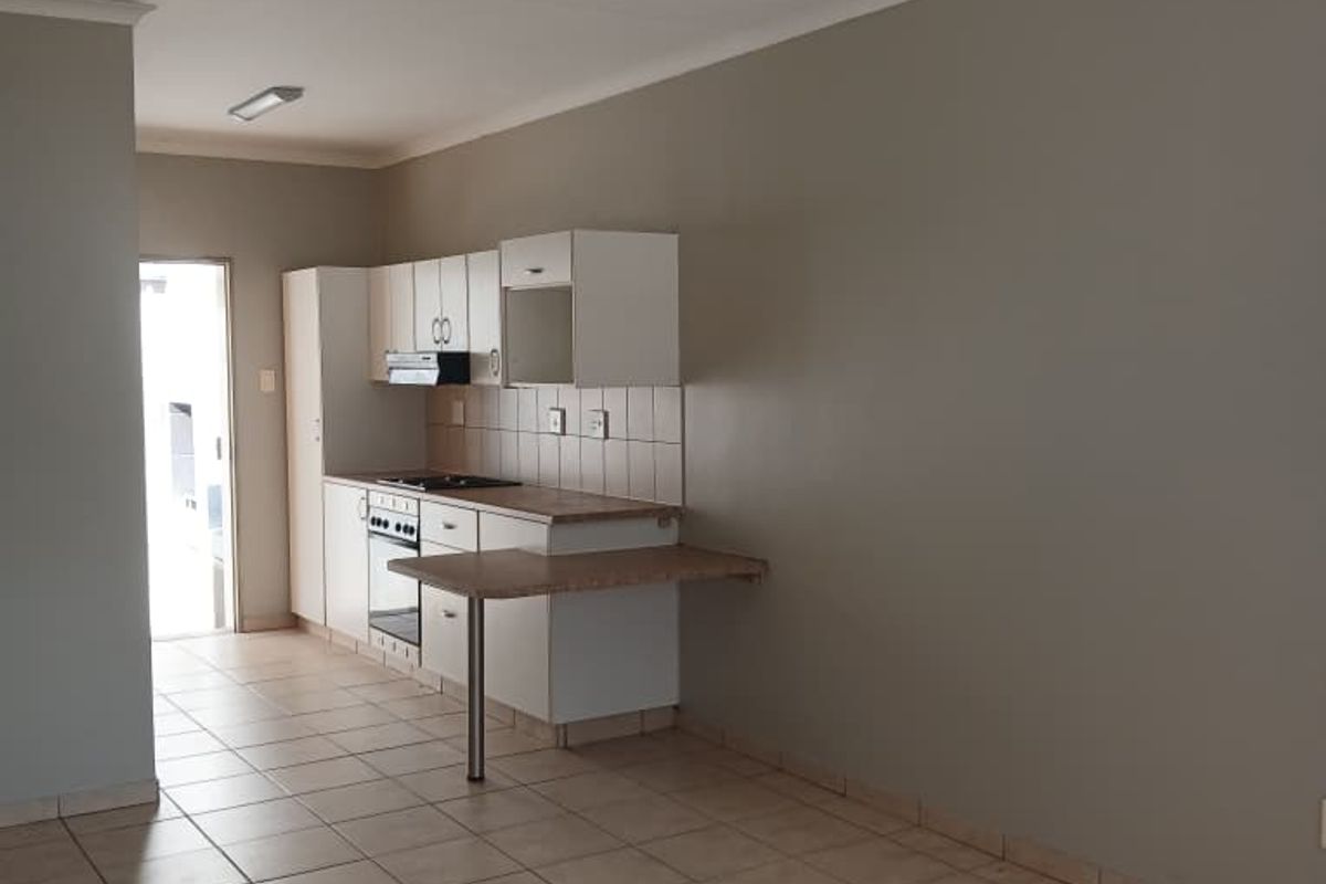 Situated close to shops, schools, offices and Unam - Photo 2