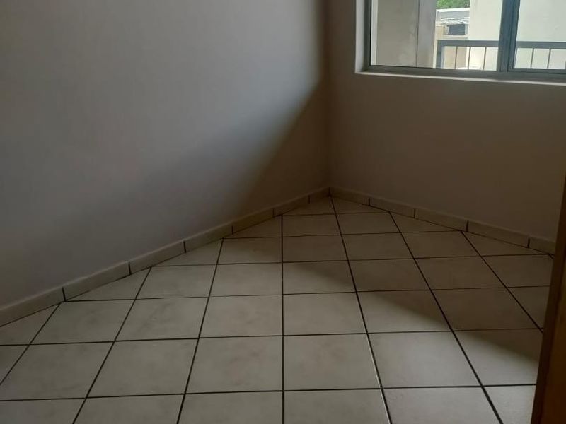 Comfy 2-Bed Apartment in Woodhurst with Balcony &amp; Garage! - Photo 8