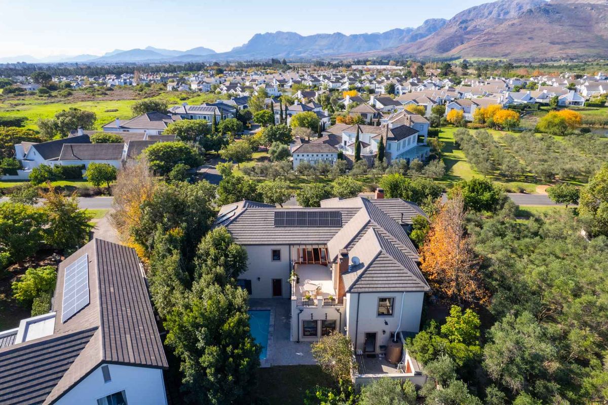 Elegant and Private Five-Bedroom Family Home with Exceptional Mountain Views on Val de Vie Estate - Photo 3