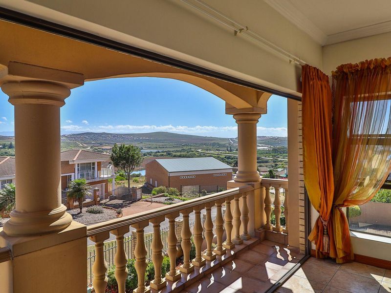 Elegant home with income-generating flat on sought after area - Photo 2