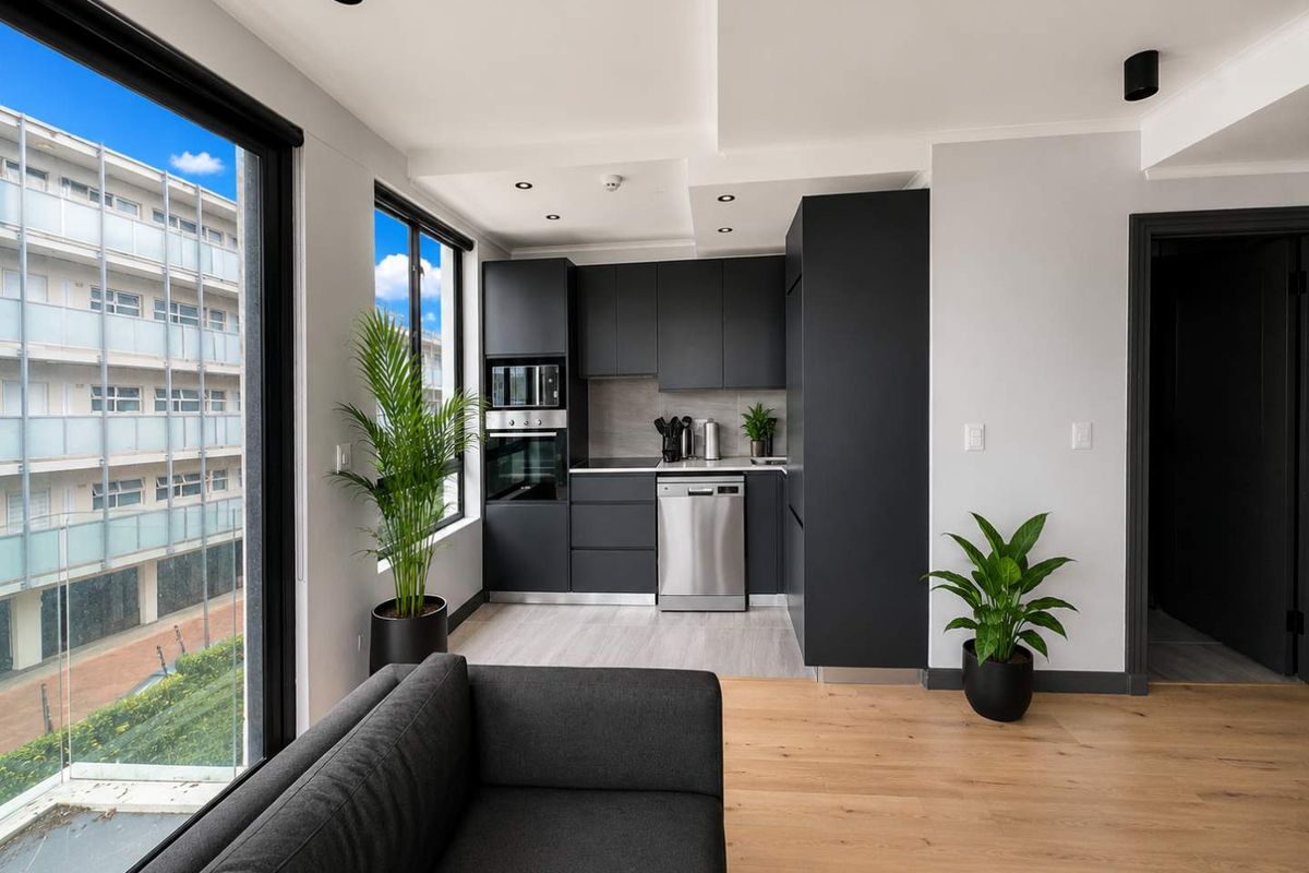 CHIC CITY LIVING - Photo 2