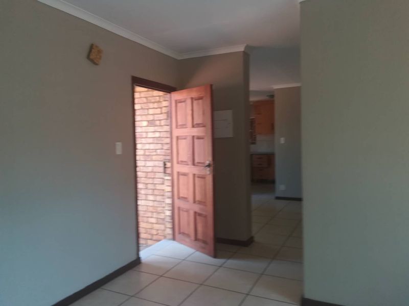 Lovely Home Available for Rent - Photo 10