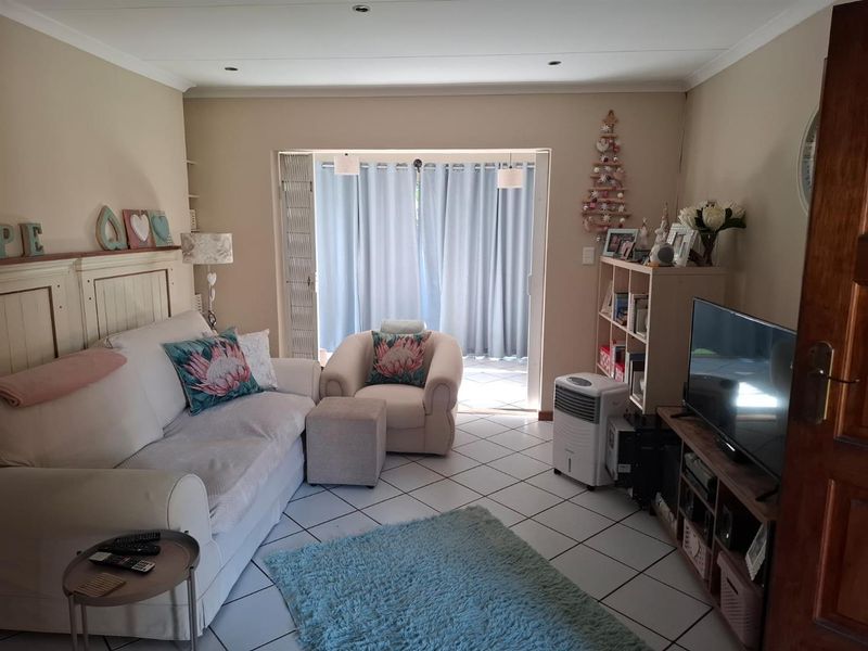 2 Bedroom townhouse in Moreleta Park - Photo 4