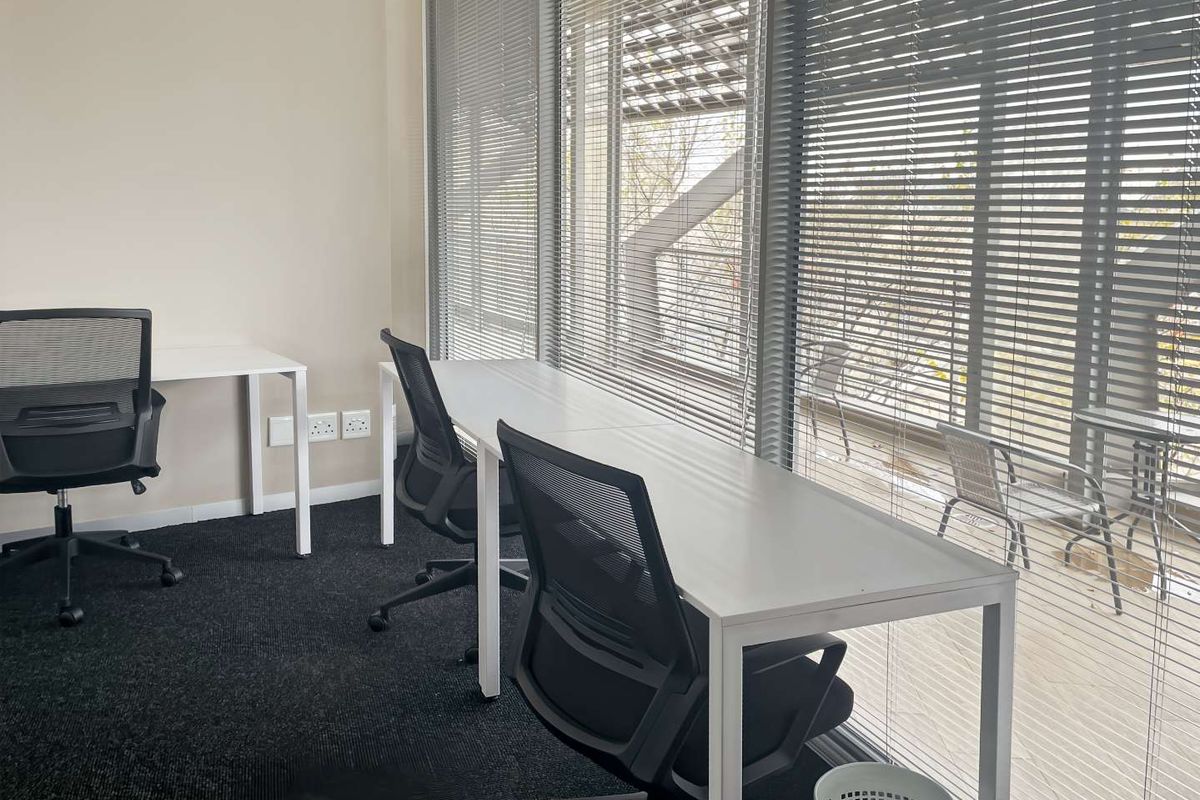 Private office space for 3 persons in Regus Cradlestone Mall - Photo 3