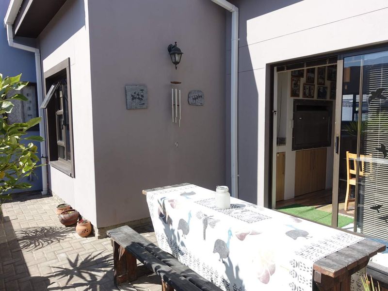 MODERN SINGLE STORY TOWNHOUSE IN GATED COMMUNITY - Photo 4