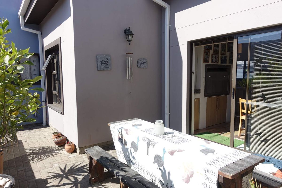 MODERN SINGLE STORY TOWNHOUSE IN GATED COMMUNITY - Photo 4