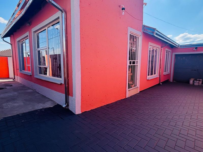 STUNNING HOME - Photo 6
