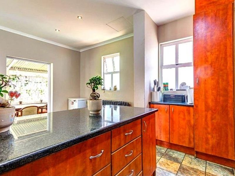 Luxury Family Residence in the Heart of Glen Erasmia Security Boulevard, Glen Marais  Positioned within the prestigious and highly sought-after Glen Erasmia - Photo 8