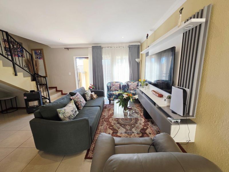 Spacious 2-Bedroom Townhouse for Rent - Photo 2