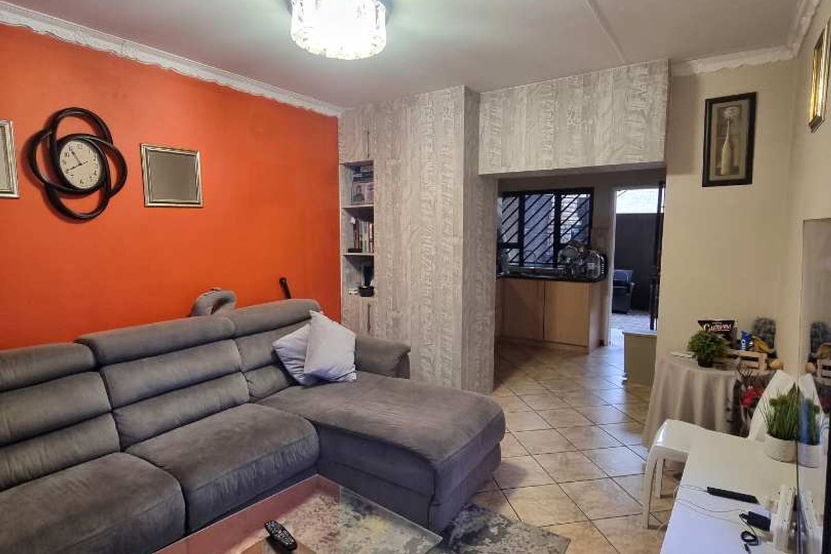 TOWNHOUSE FOR SALE - Photo 2