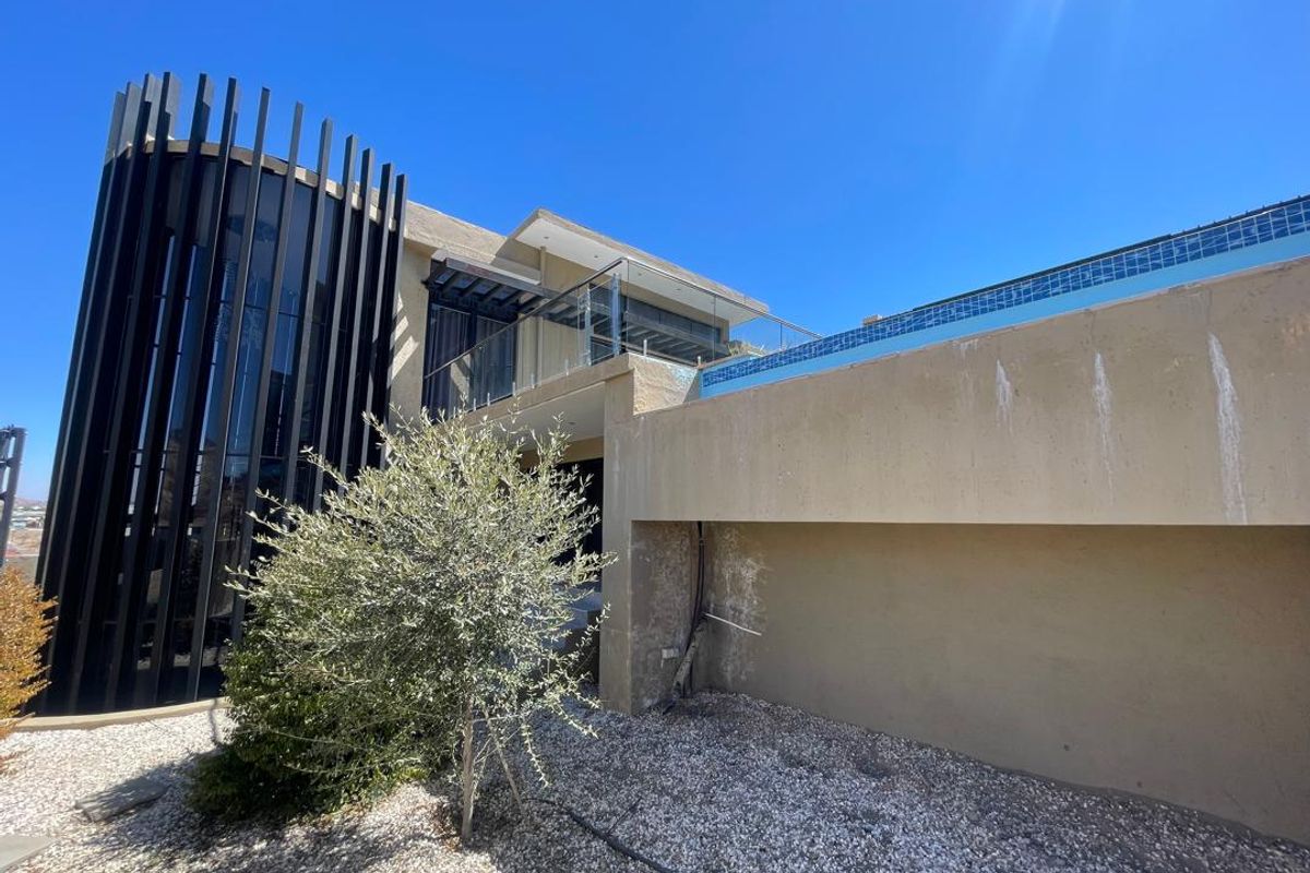 Lavish Mansion for Sale in Auasblick - Photo 2
