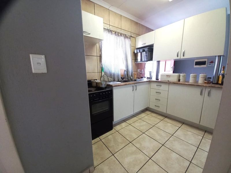 1 bedroom unit on first floor with great size balcony & play park, communal pool + 24 hour security - Photo 5