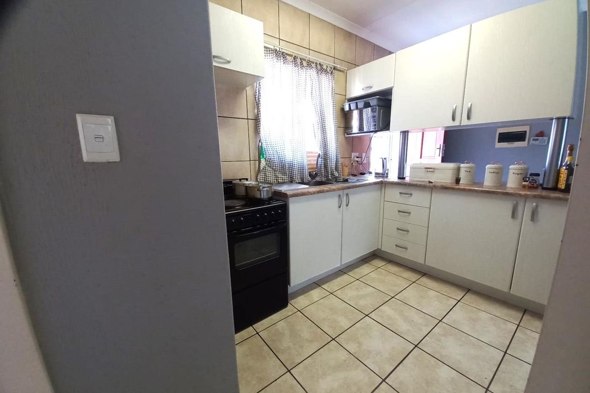 1 bedroom unit on first floor with great size balcony & play park, communal pool + 24 hour security - Photo 5