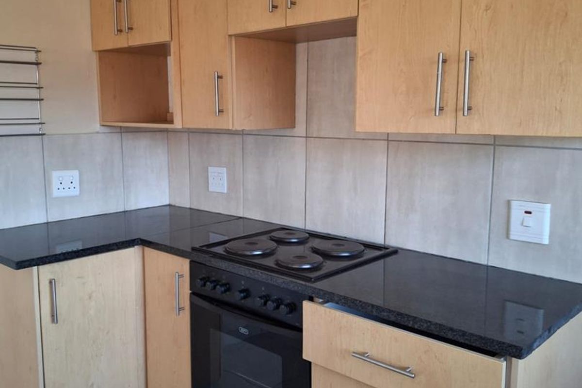 BEAUTIFUL 3 BEDROOM DUPLEX FOR SALE IN EQUESTRIA - Photo 2