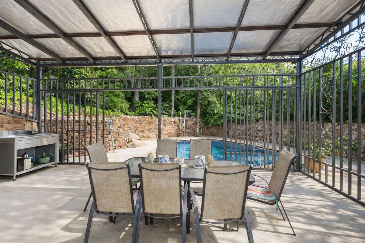 "Dive Into Comfort: Stunning Poolside Sanctuary with Granny Flat!" - Photo 4