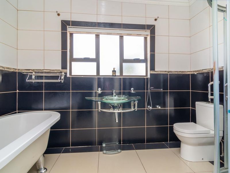 Spacious 4-Bedroom Family Home with Extensive Outbuildings and Modern Amenities - Photo 5