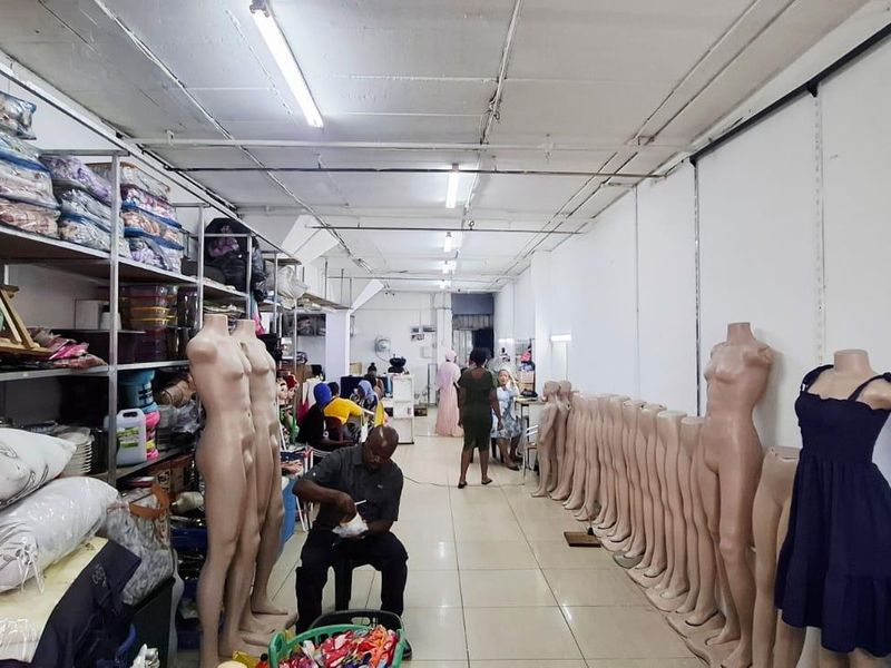 High Foot Traffic & Security in Prime Retail Space! - Photo 4