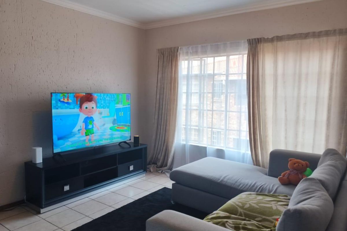 2 bed 2nd floor unit in 24h security complex - very looked after complex - Photo 5