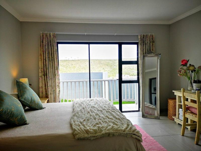 Versatile Opportunity: 6 Bedroom Holiday Home | Permanent Residence | Investment | Dual Living - Photo 9