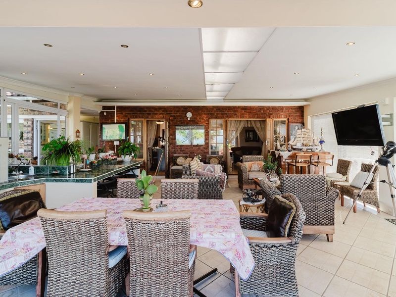 UNINTERRUPTED SEA VIEWS | GENEROUS FAMILY LIVING | ENTERTAINER’S DREAM - Photo 6