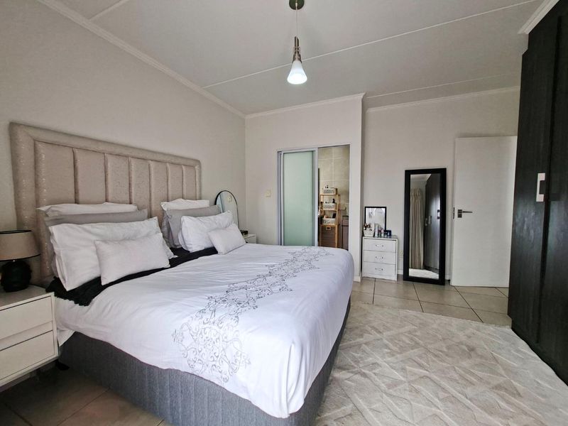 Immaculate 2 bed, 2 bath, 2nd floor apartment available in Petervale - Photo 10