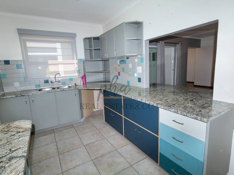 SPACIOUS Home with Flat & 4 Garages - Photo 4