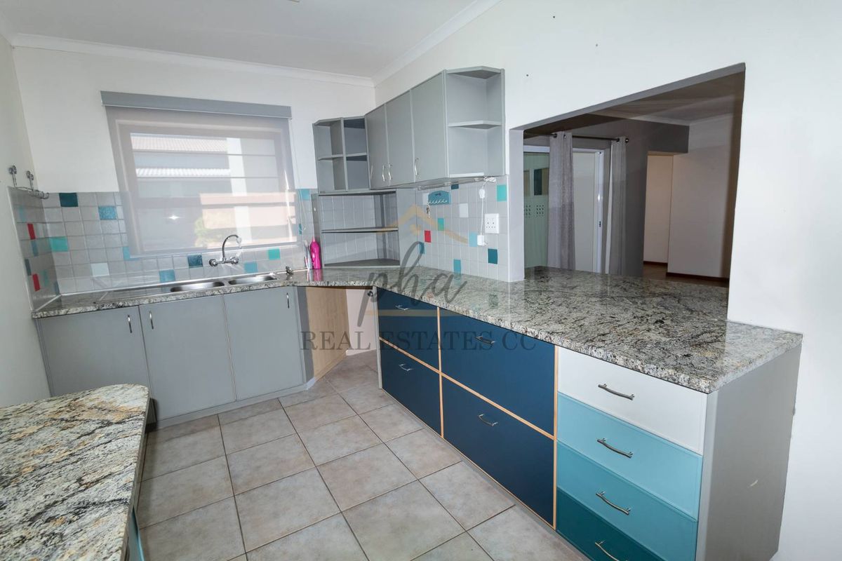 SPACIOUS Home with Flat & 4 Garages - Photo 4